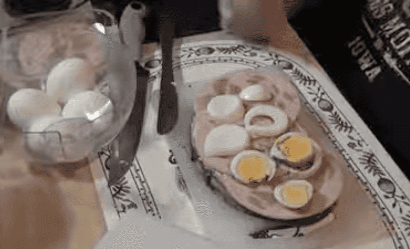 Brot mit Brötchen. Eine Szene aus der berühmten Videoreihe Projekt Brot und Brötchen